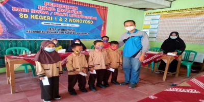 Peduli Pendidikan, Desa Wonoyoso Beri Beasiswa Kepada Siswa Berprestasi